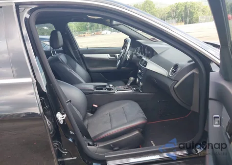 2013 Mercedes-Benz C 300 Luxury 4Matic/Sport 4Matic z USA, uszkodzony, nr VIN WDDGF8AB3DR284534